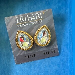 Vintage Trifari Gold-Tone Teardrop Crystal Earrings in PERFECT condition!